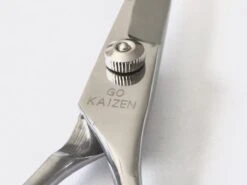 Professionele Hondenscharen Set - Extra Veilige Grooming Set - Trimscharen Voor Honden - Knipschaar - Effileerschaar / Uitdunschaar - Gebogen Schaar Met Ronde Punt - Precisieschaar - Hondenverzorging - Inclusief Kam, 2 Haarclips En Luxe Opbergdoos -Huisdierbenodigdheden 1200x899 4